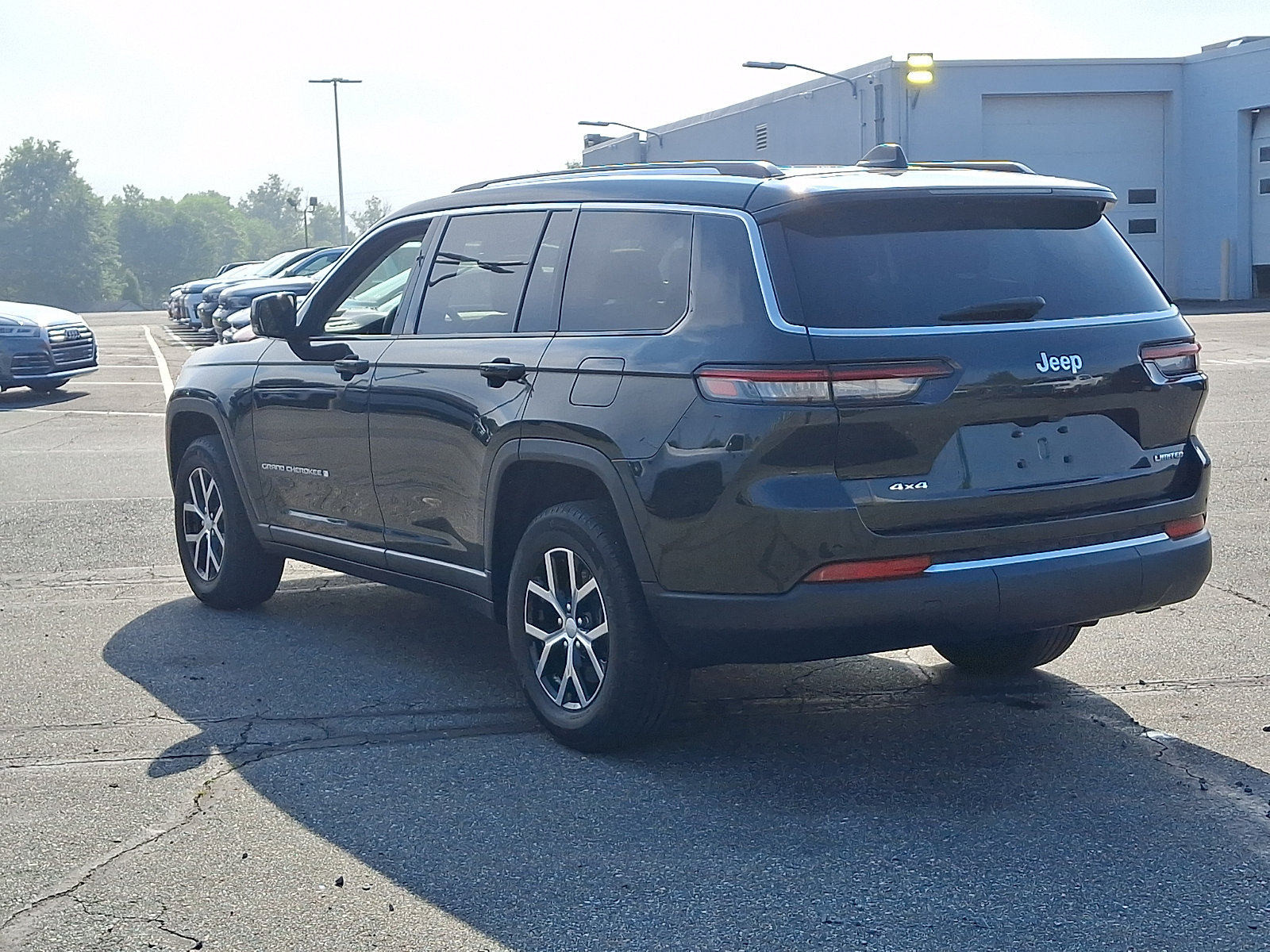 Used 2023 Jeep Grand Cherokee L Limited AWD/4WD image 4