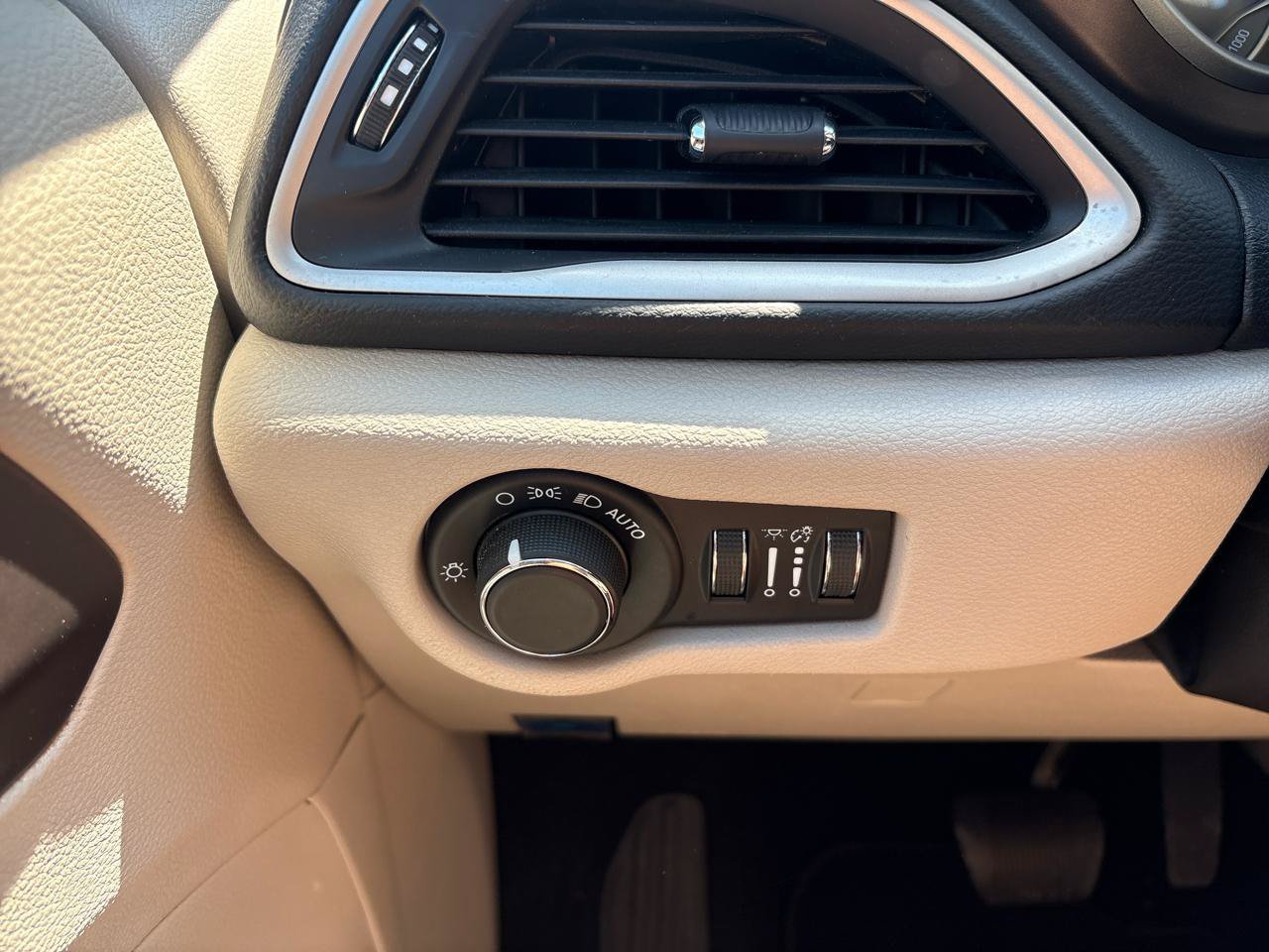 Used 2023 Chrysler Voyager LX FWD image 15