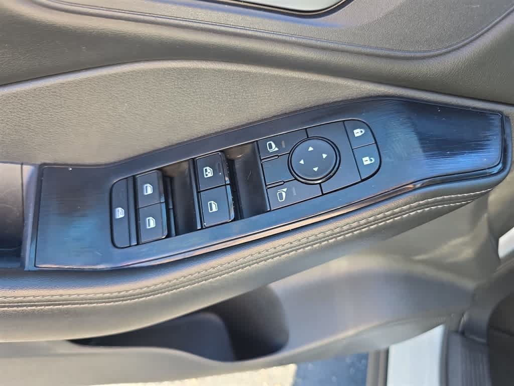Used 2024 Nissan Rogue SV AWD/4WD image 17