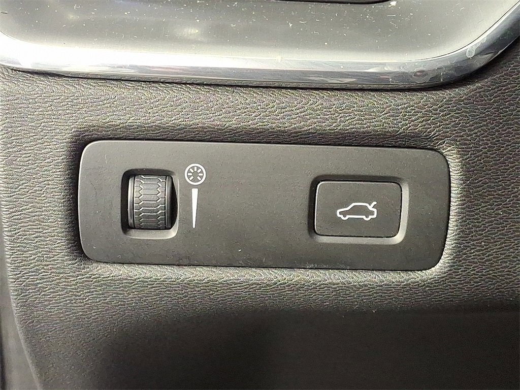 Used 2018 Volvo XC60 T5 Momentum w/ Vision Package image 27