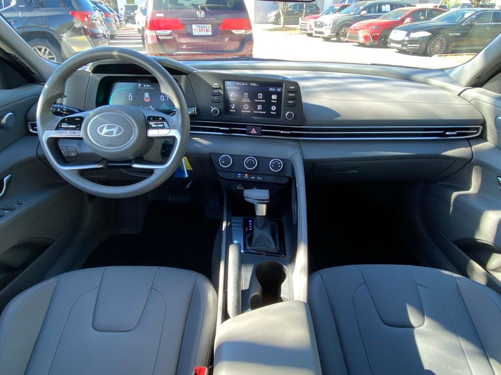 Certified 2024 Hyundai Elantra SE image 28
