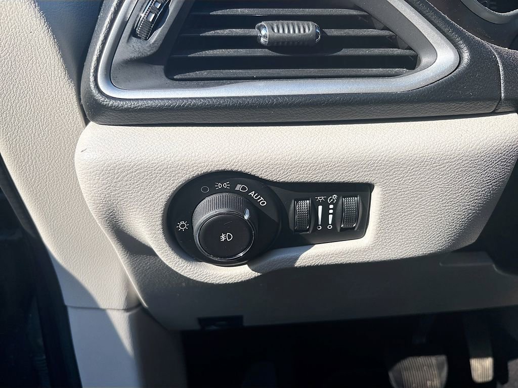 Used 2019 Chrysler Pacifica Touring-L image 41