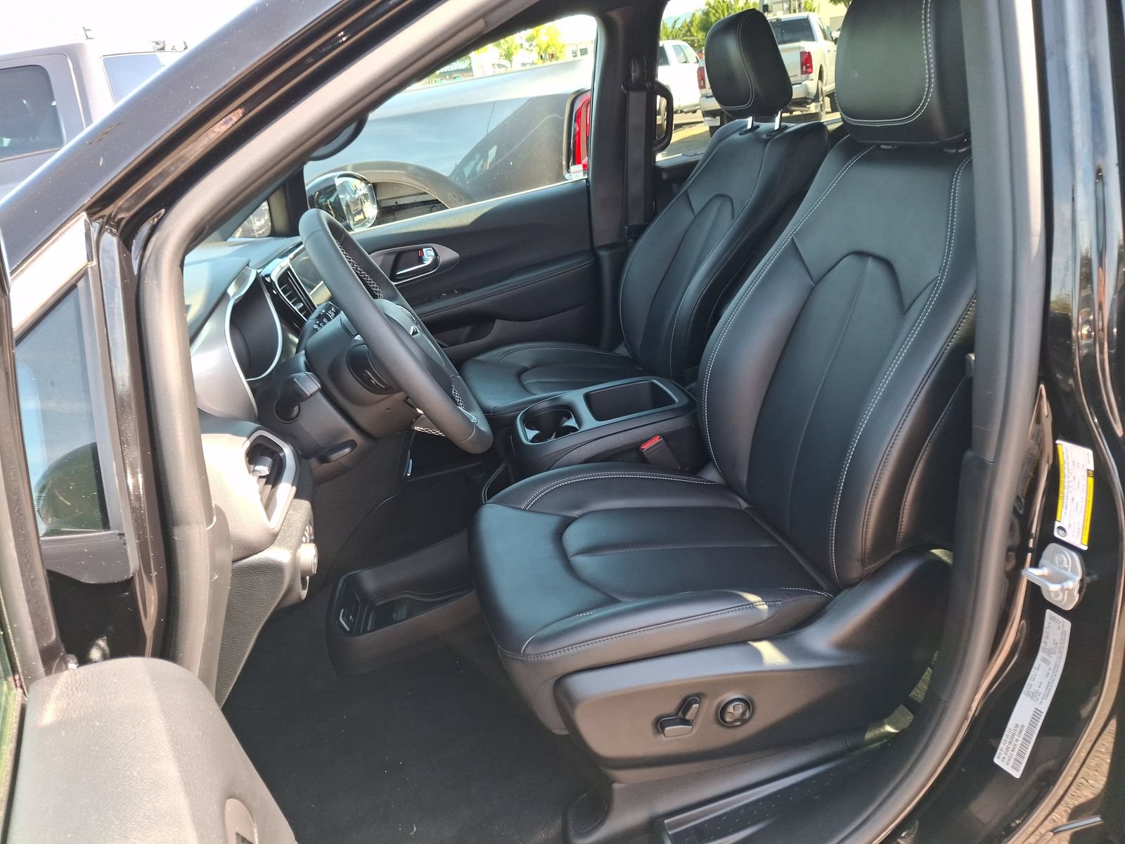 Certified 2025 Chrysler Pacifica Select FWD image 18