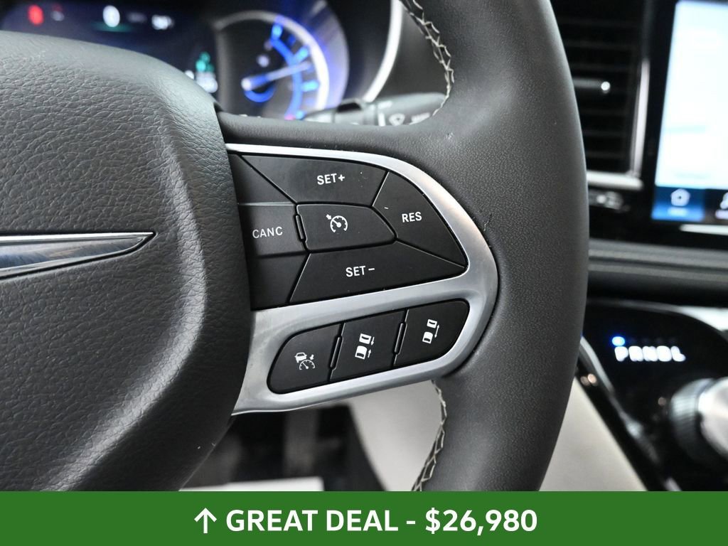 Used 2024 Chrysler Pacifica Select image 37