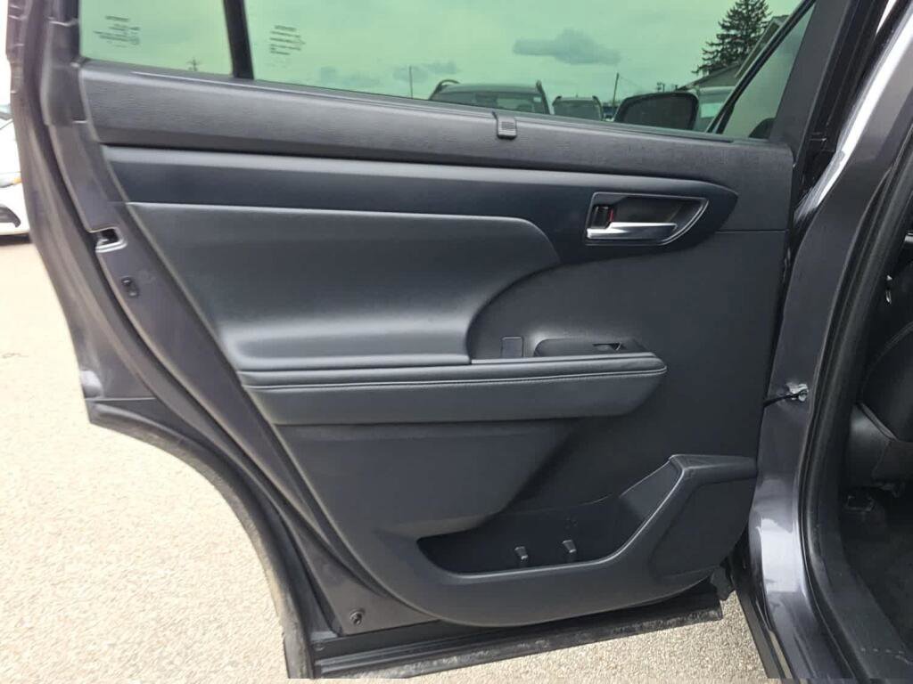 Used 2021 Toyota Highlander XLE image 31
