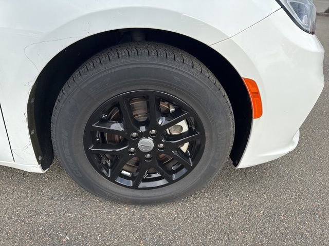 Used 2023 Chrysler Pacifica Touring-L image 11