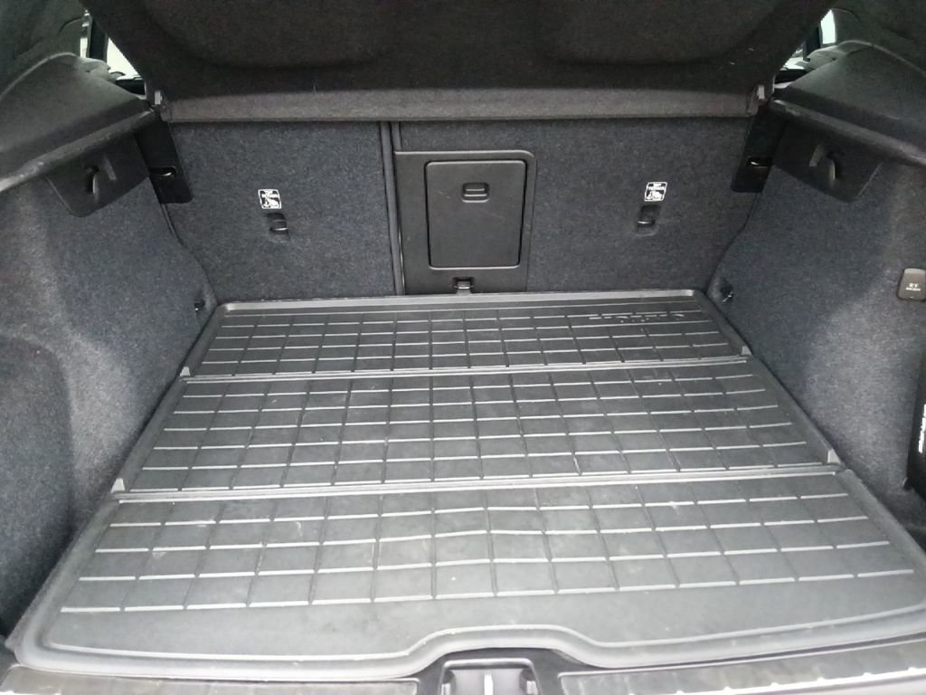 Used 2023 Volvo XC40 B5 Plus w/ Driver Assist Package image 32