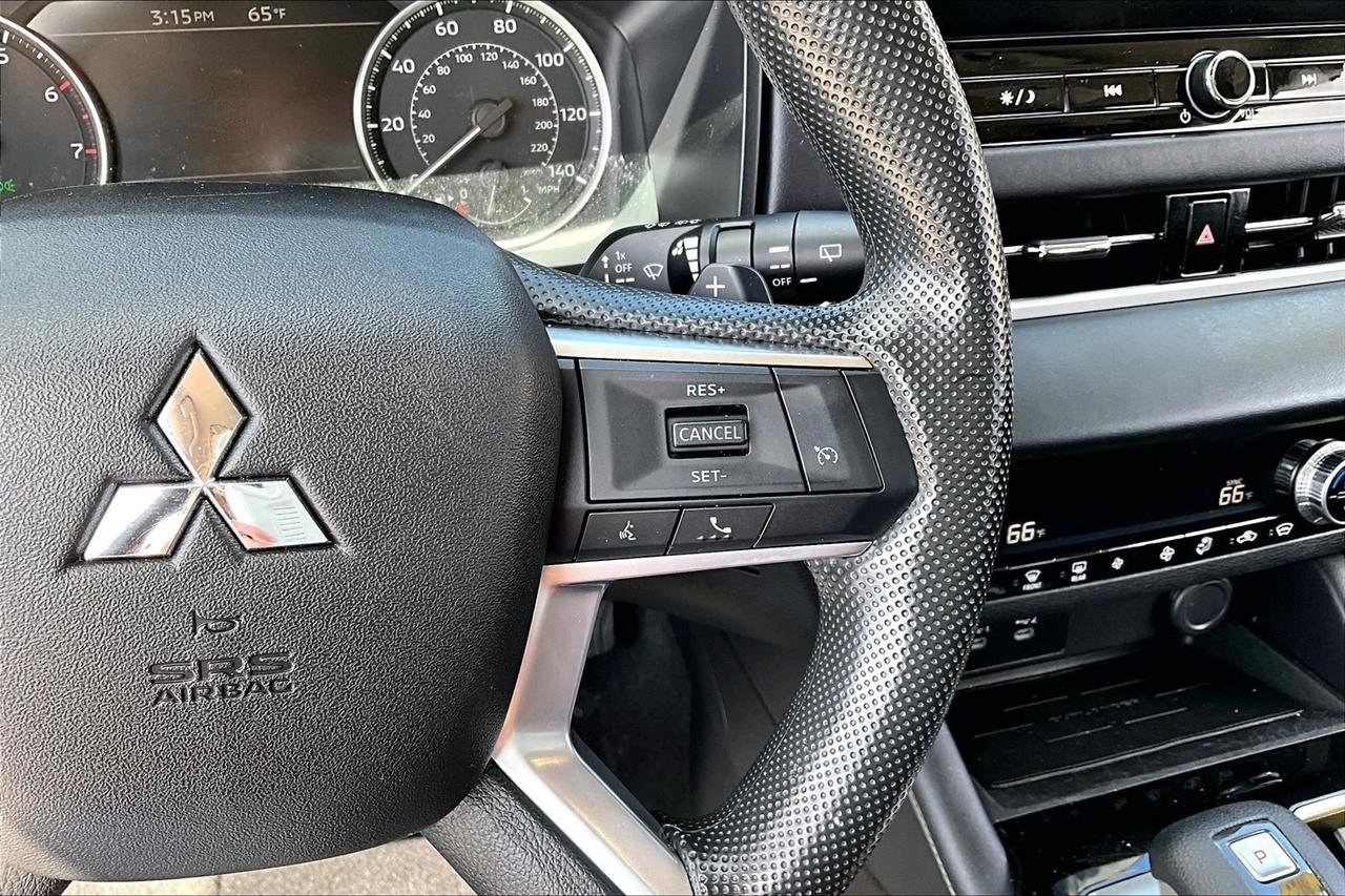 Used 2025 Mitsubishi Outlander ES AWD/4WD image 14