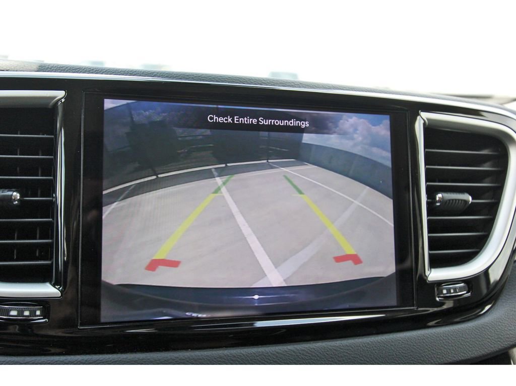 Used 2022 Chrysler Pacifica Touring-L image 23