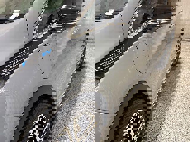 Used 2020 Chevrolet Bolt Premier w/ Infotainment Package image 11