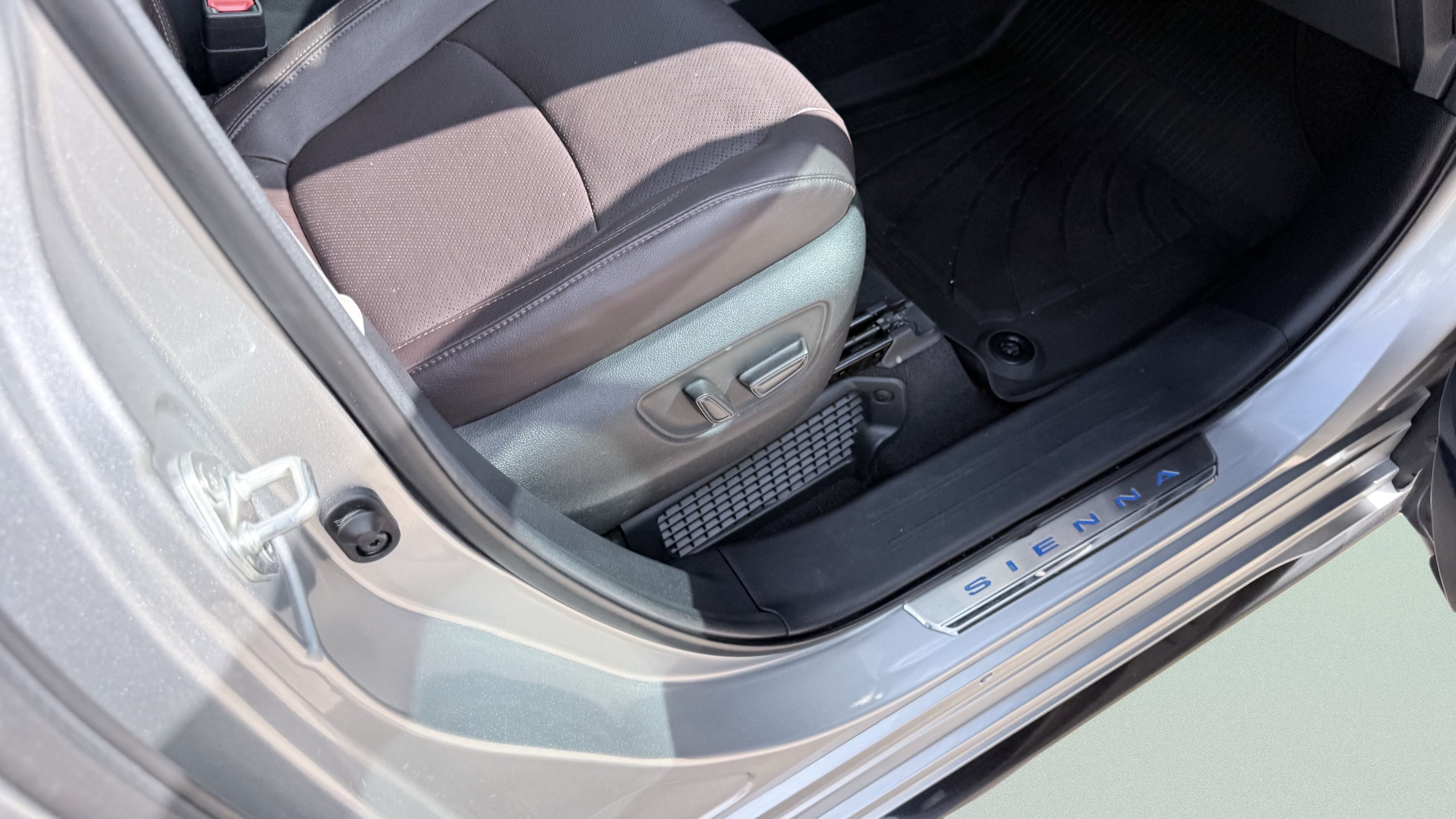 Used 2022 Toyota Sienna Platinum FWD image 45