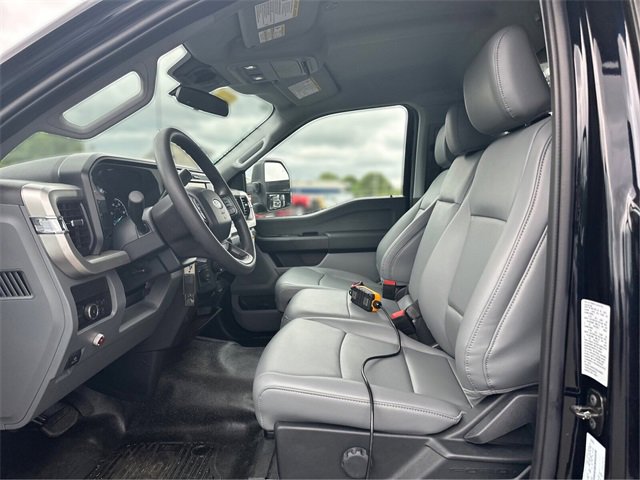 New 2025 Ford F550 4x4 Regular Cab Super Duty image 8