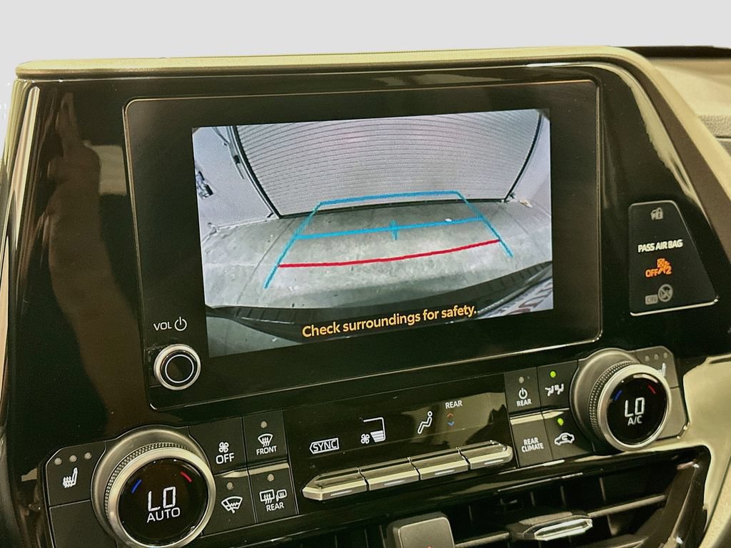 Used 2024 Toyota Highlander XLE FWD image 13