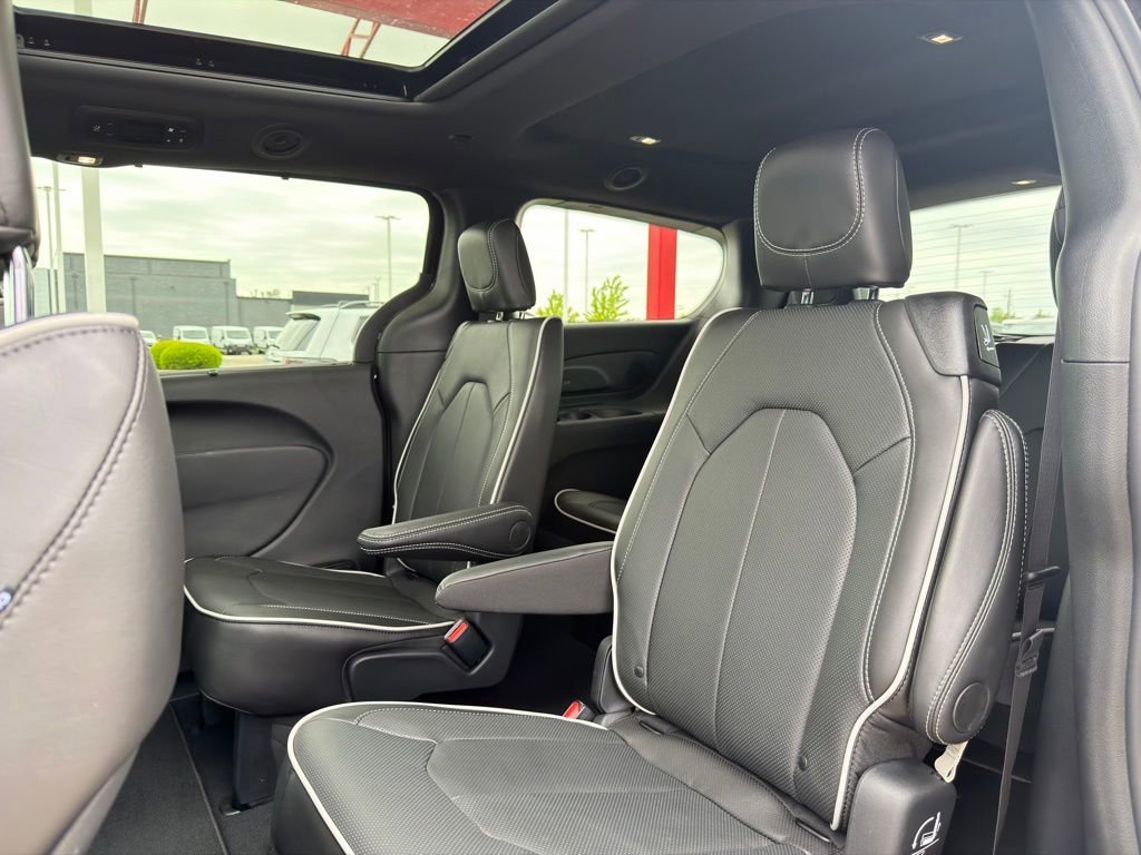 New 2027 Chrysler Pacifica Limited FWD image 32