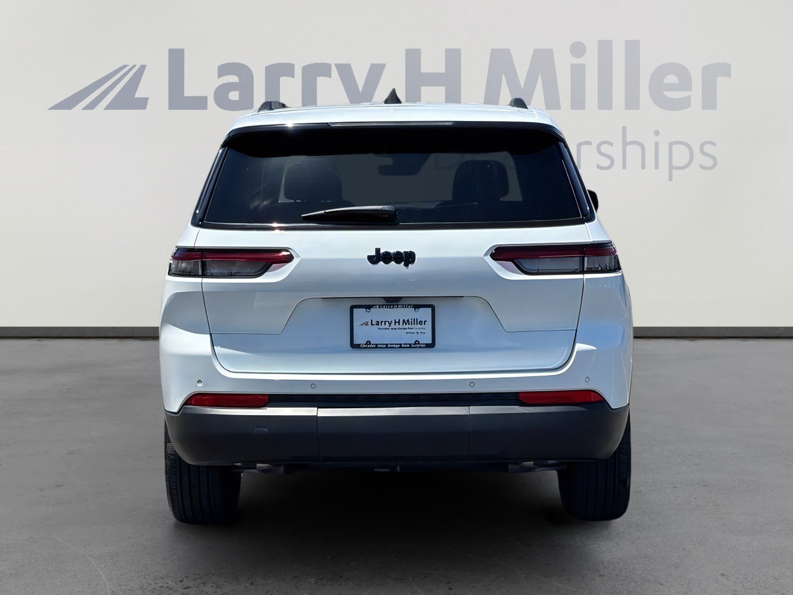 Used 2025 Jeep Grand Cherokee L Altitude RWD image 5