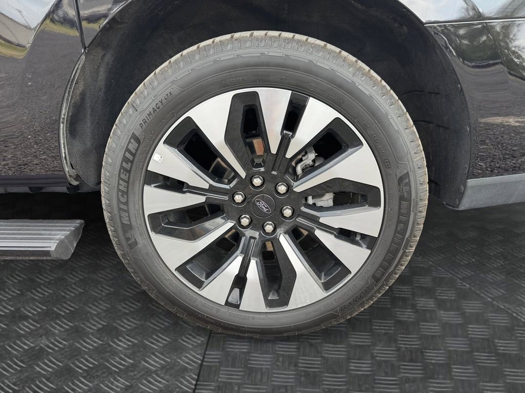 Certified 2025 Ford Expedition Max Platinum w/ Driver's Package AWD/4WD image 15