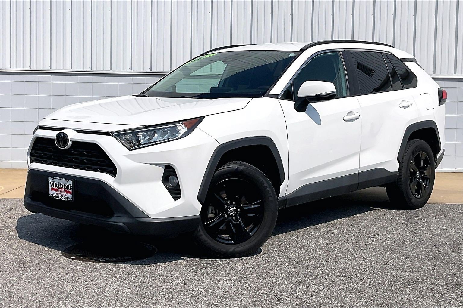 Used 2021 Toyota RAV4 XLE FWD image 2