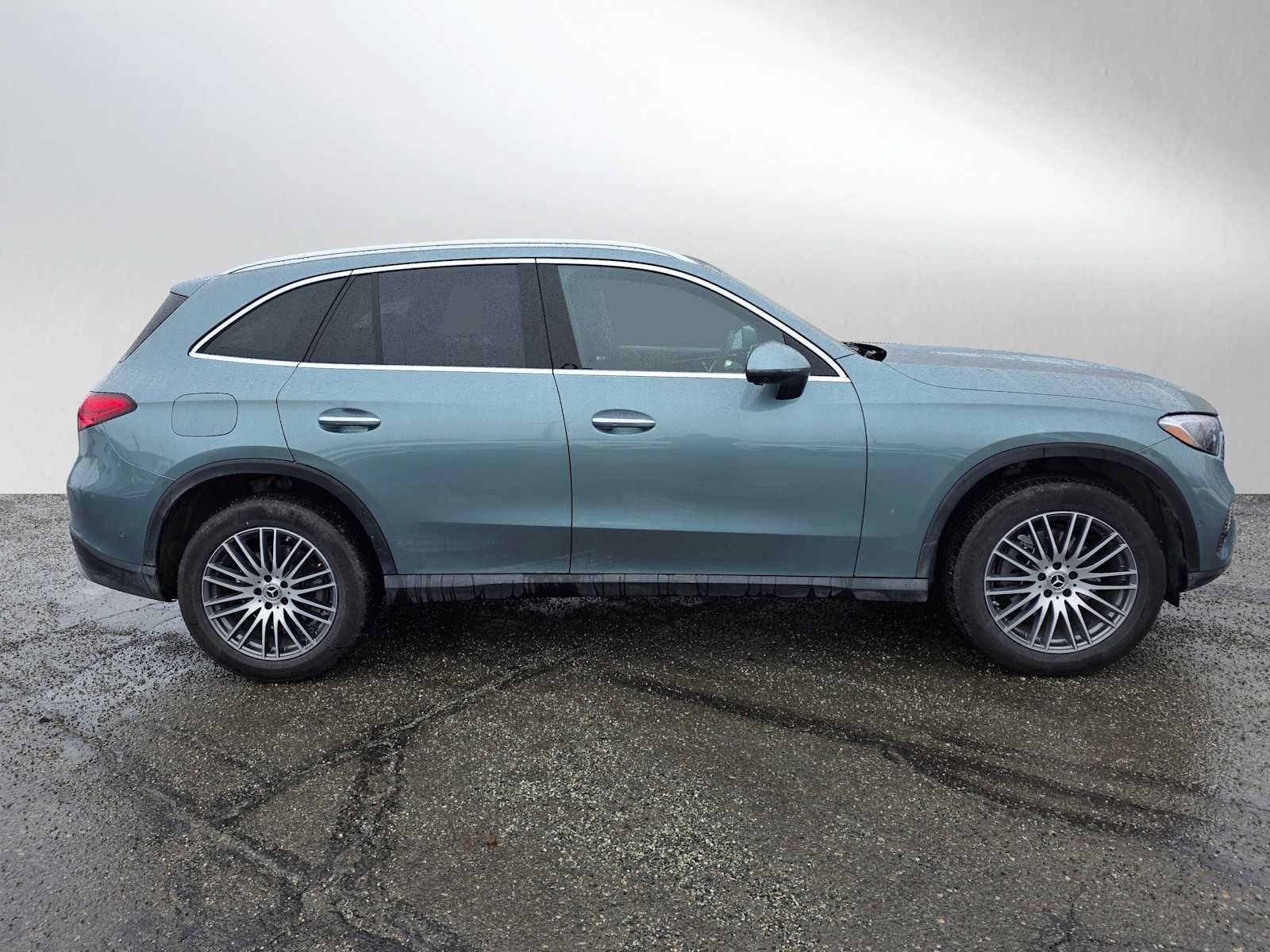 Used 2026 Mercedes-Benz GLC 300 4MATIC image 2