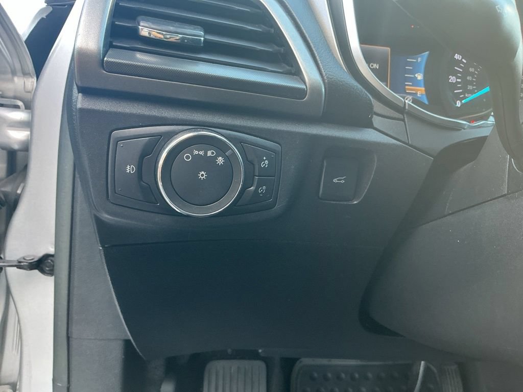 Used 2017 Ford Fusion SE w/ Equipment Group 201A FWD image 15