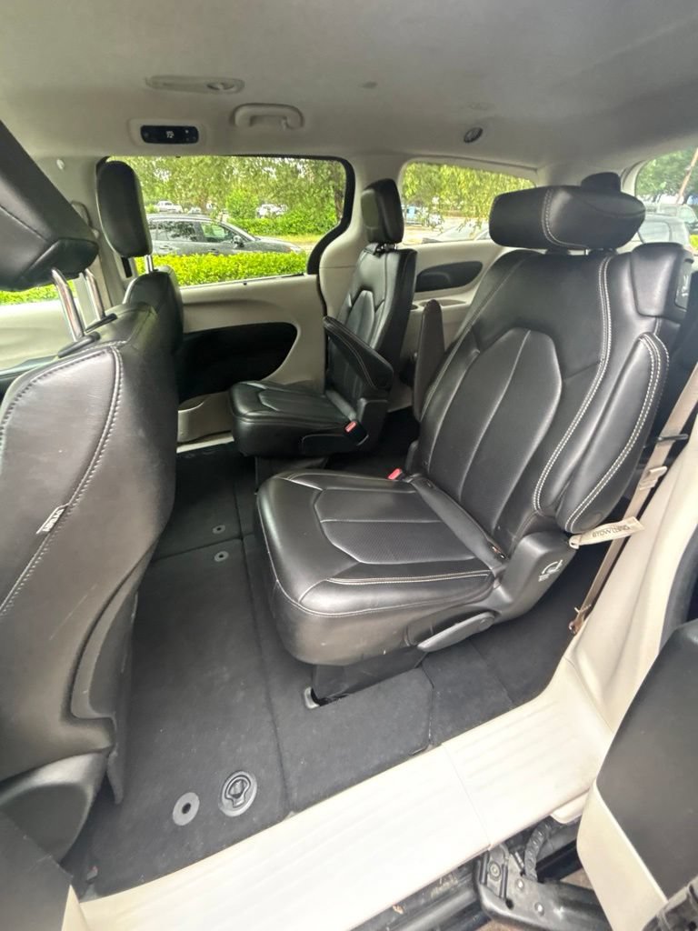 Used 2023 Chrysler Pacifica Touring-L FWD image 16
