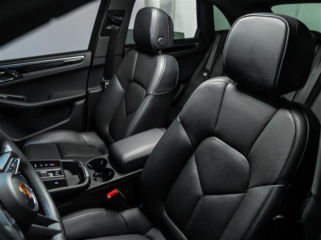Certified 2025 Porsche Macan image 5