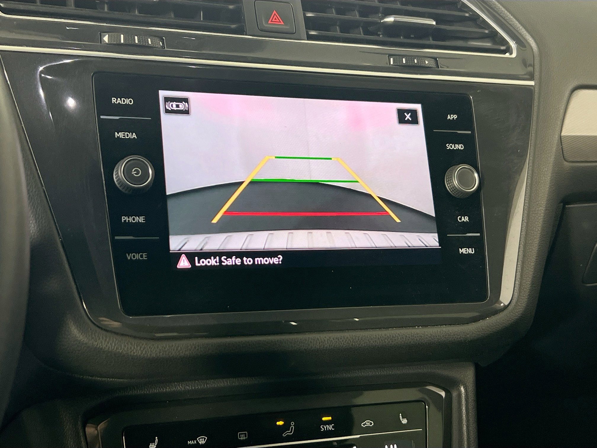 Used 2022 Volkswagen Tiguan SE image 13