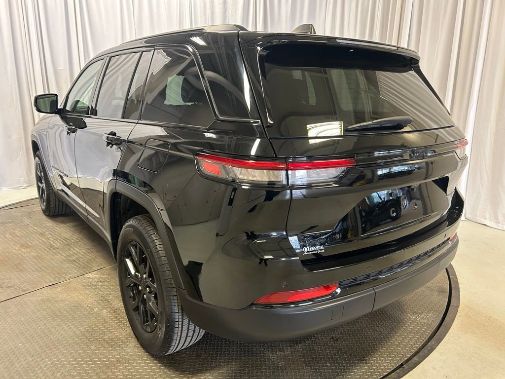 Used 2024 Jeep Grand Cherokee Altitude image 27