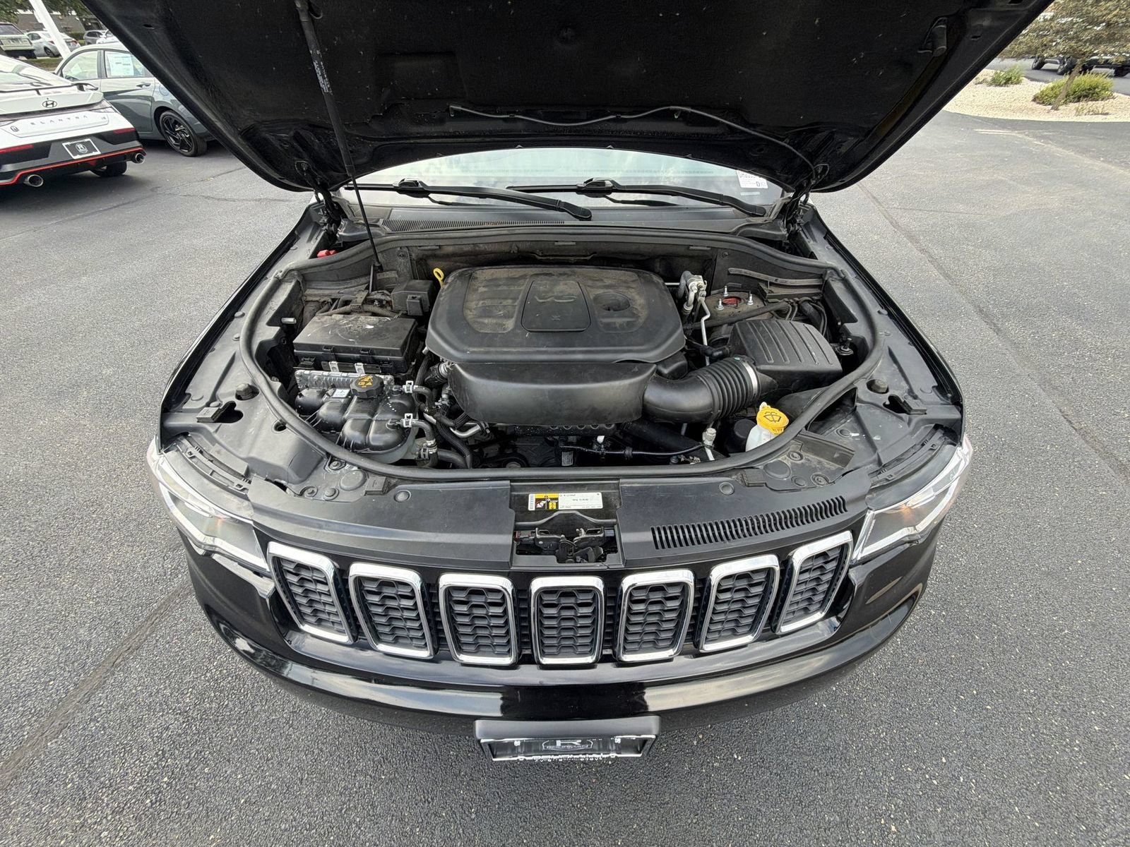 Used 2019 Jeep Grand Cherokee Laredo AWD/4WD image 25