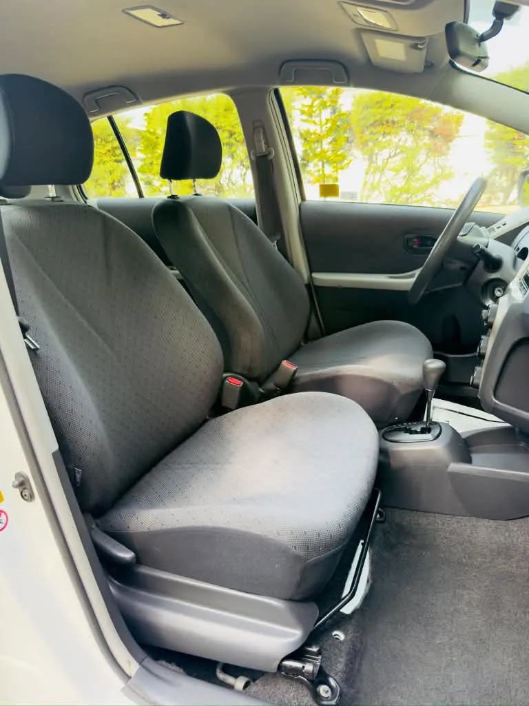 Used 2010 Toyota Yaris 4-Door Hatchback FWD image 11
