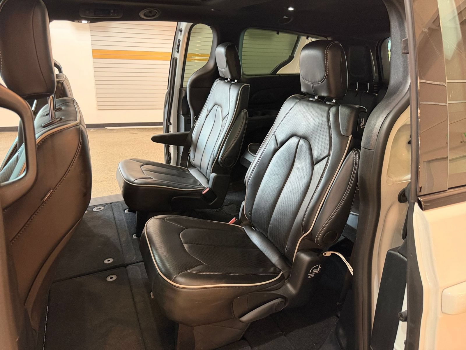 Used 2025 Chrysler Pacifica Limited FWD image 42