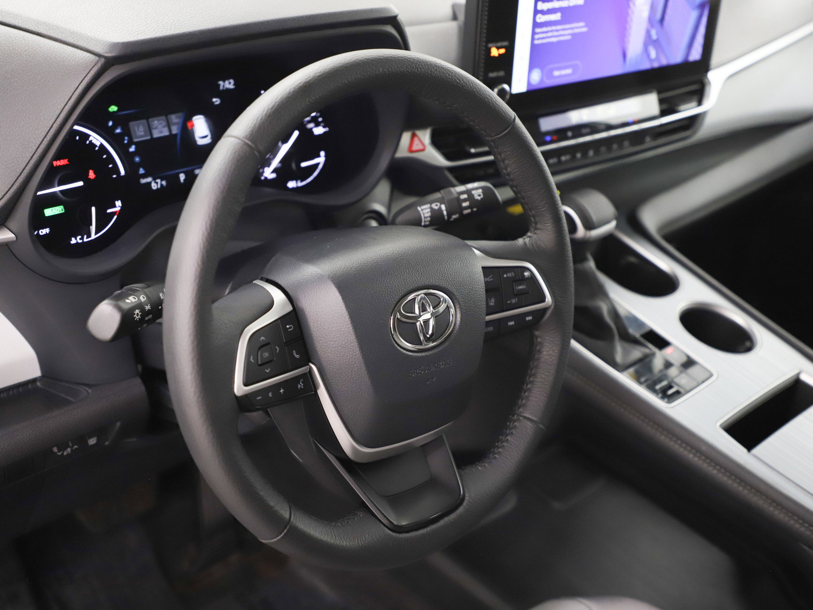 Used 2025 Toyota Sienna XLE image 23