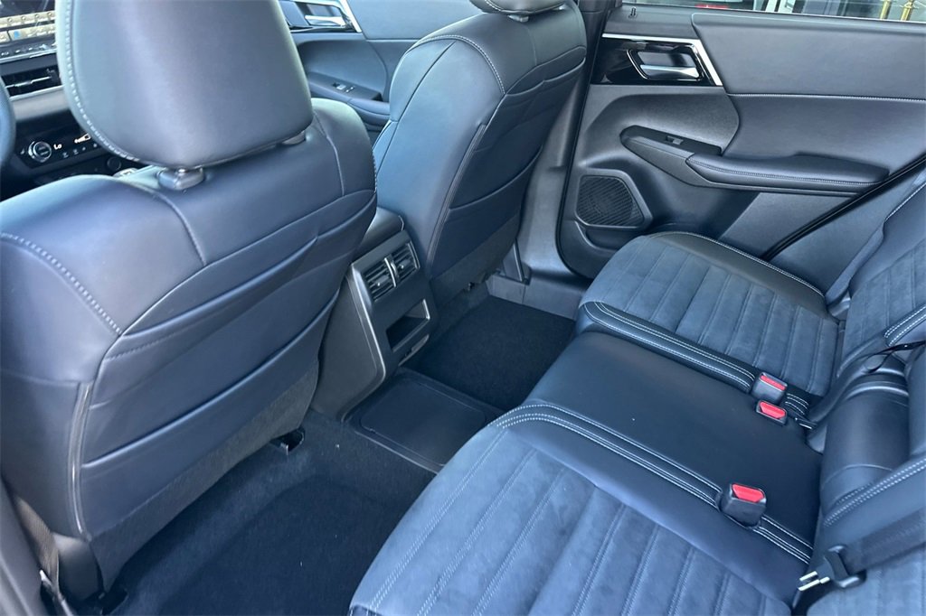 New 2025 Mitsubishi Outlander SE image 13