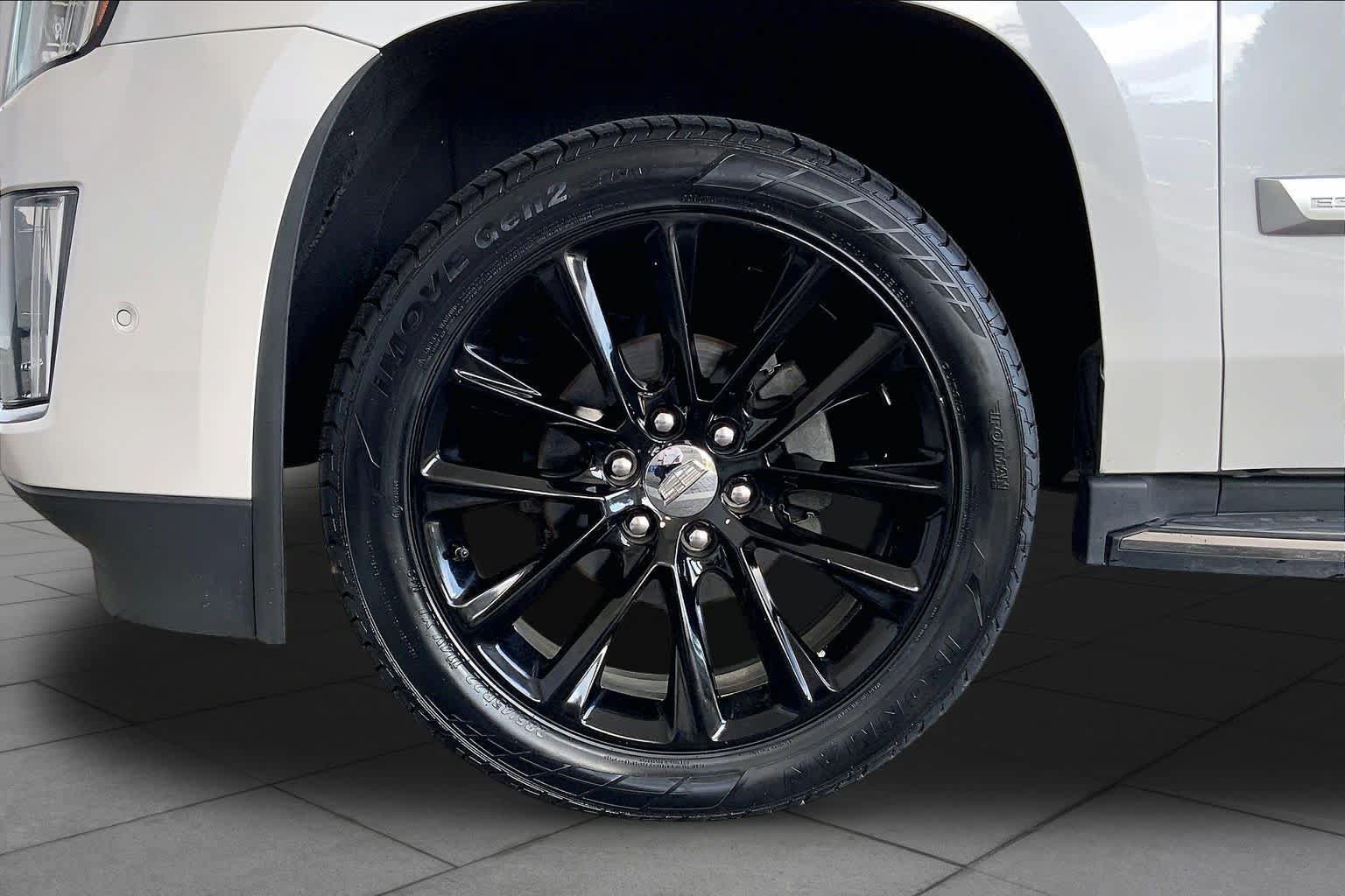 Used 2018 Cadillac Escalade Luxury AWD/4WD image 11