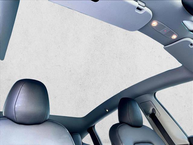 Used 2022 Tesla Model Y Long Range image 17