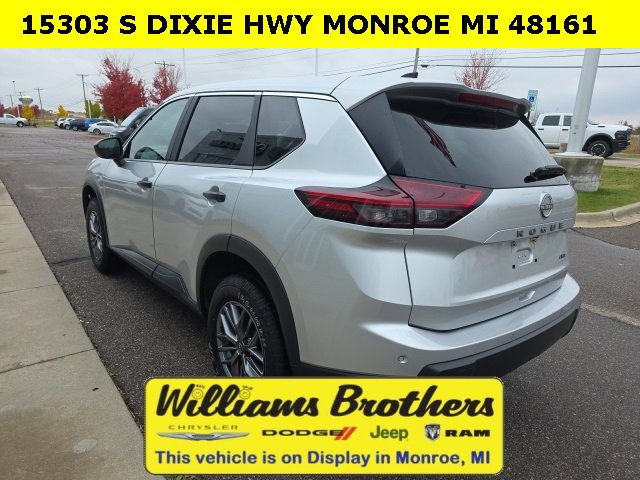 Used 2024 Nissan Rogue S image 8