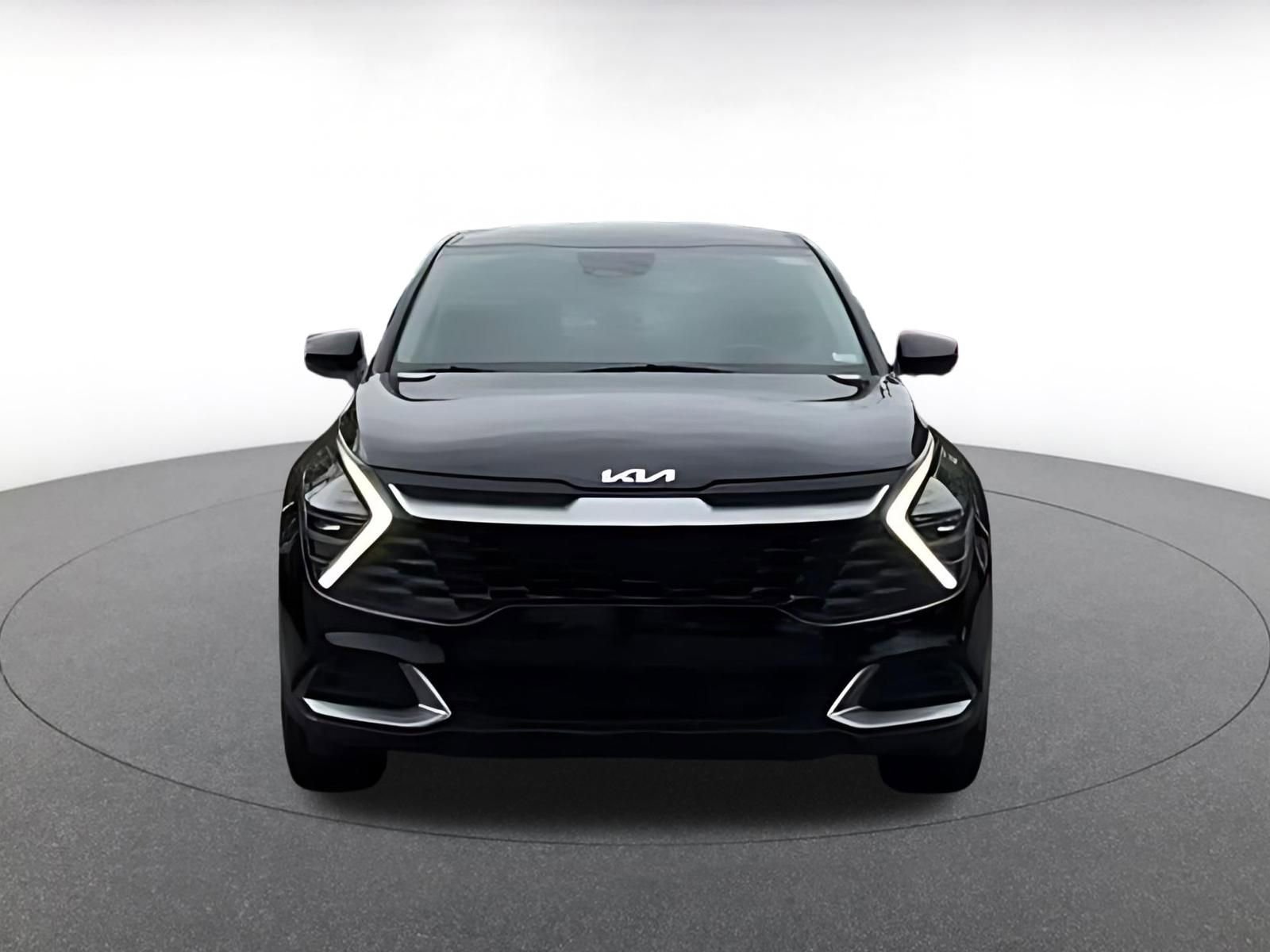 Used 2025 Kia Sportage LX image 3