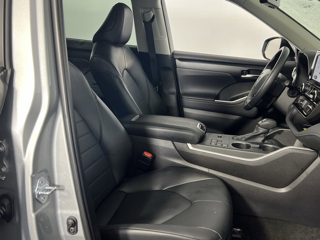 Used 2025 Toyota Highlander XLE image 31