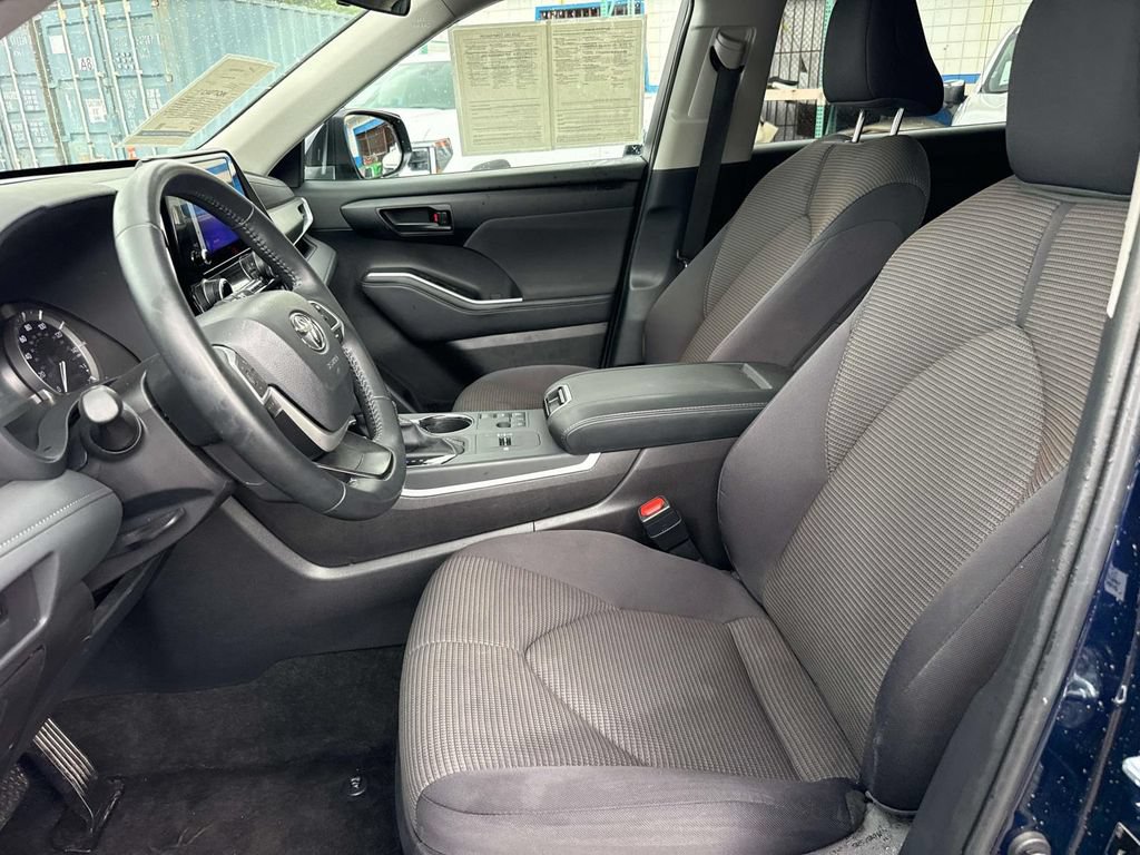 Used 2025 Toyota Highlander LE FWD image 23