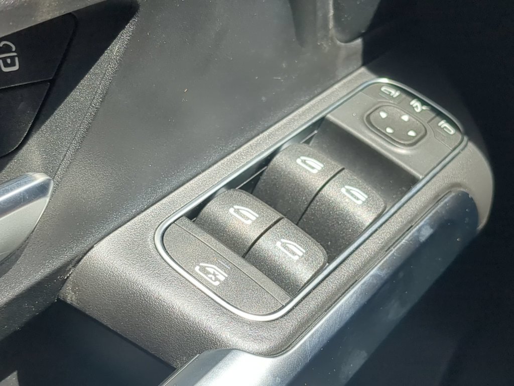 Used 2024 Mercedes-Benz GLB 250 4MATIC image 21