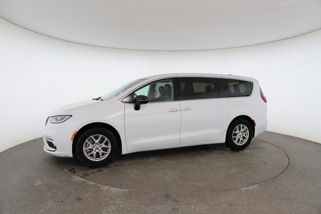 Used 2024 Chrysler Pacifica Touring-L image 4