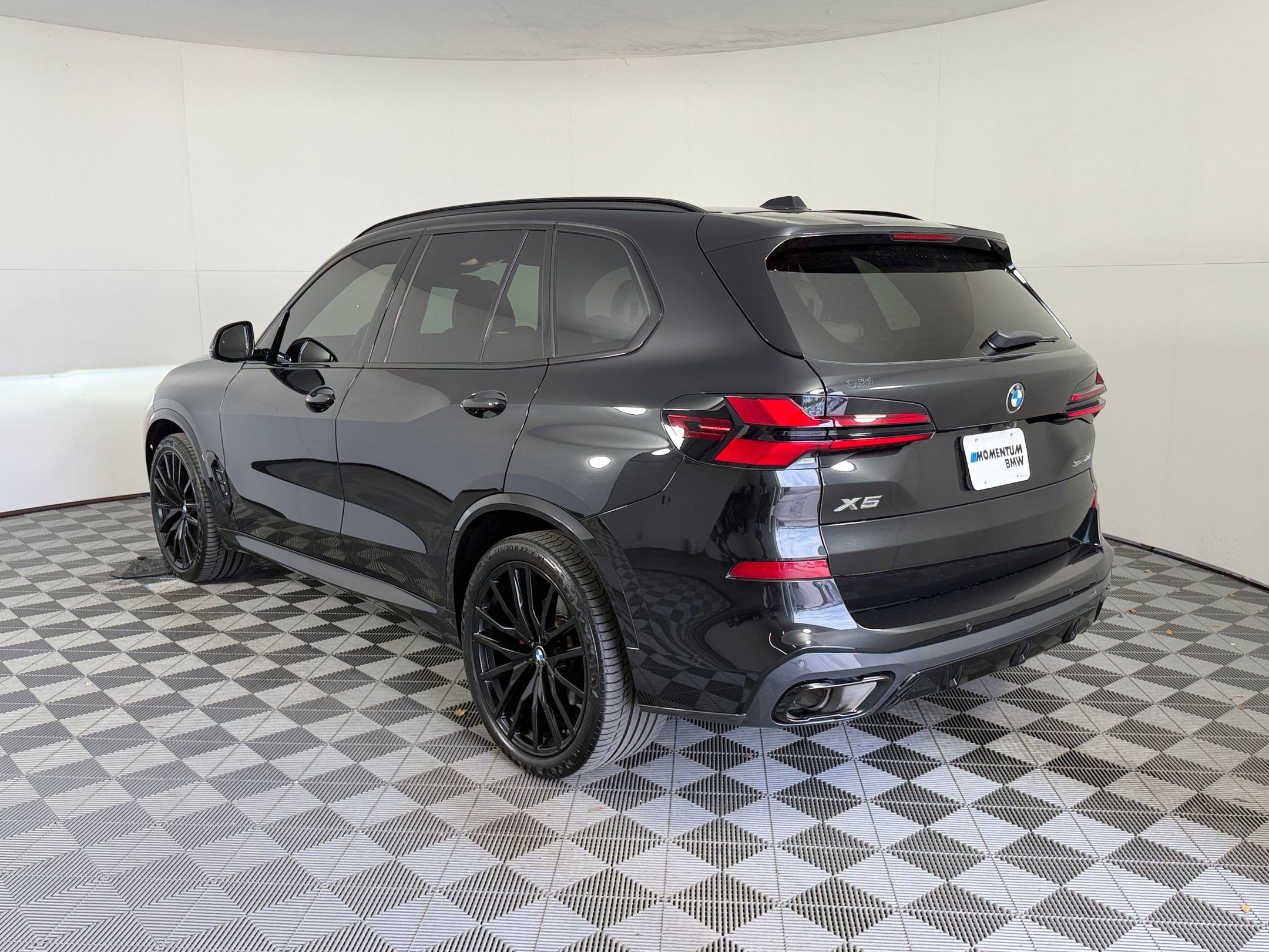 Used 2024 BMW X5 sDrive40i w/ M Sport Package RWD image 3