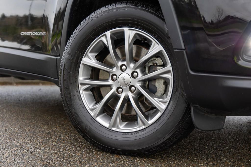 Used 2019 Jeep Cherokee Latitude Plus image 16