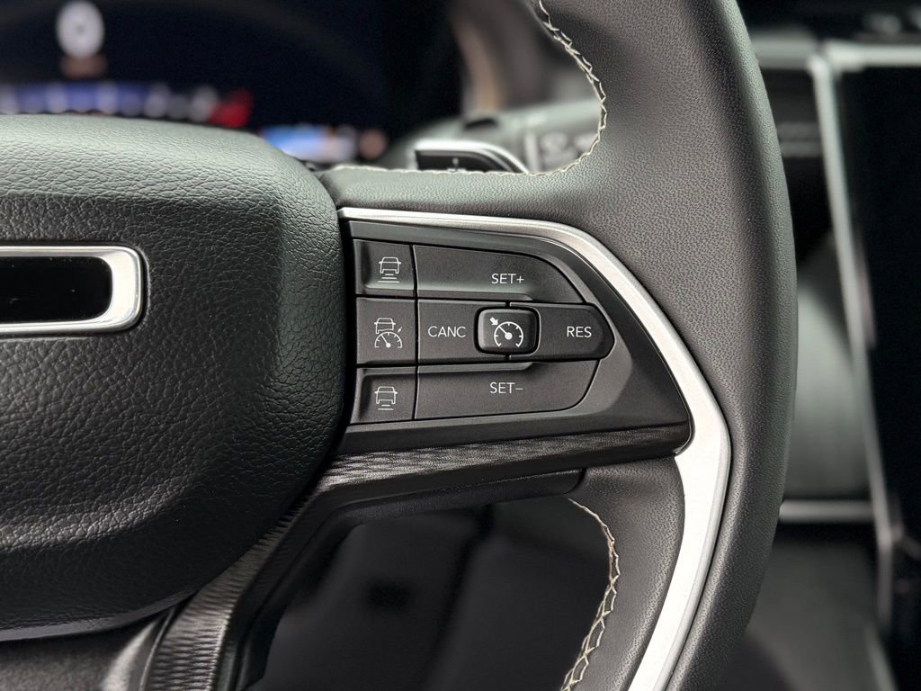 Used 2024 Jeep Grand Cherokee Laredo image 12