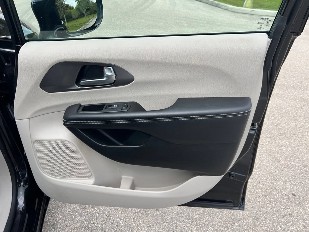 Used 2022 Chrysler Pacifica Touring-L FWD image 10