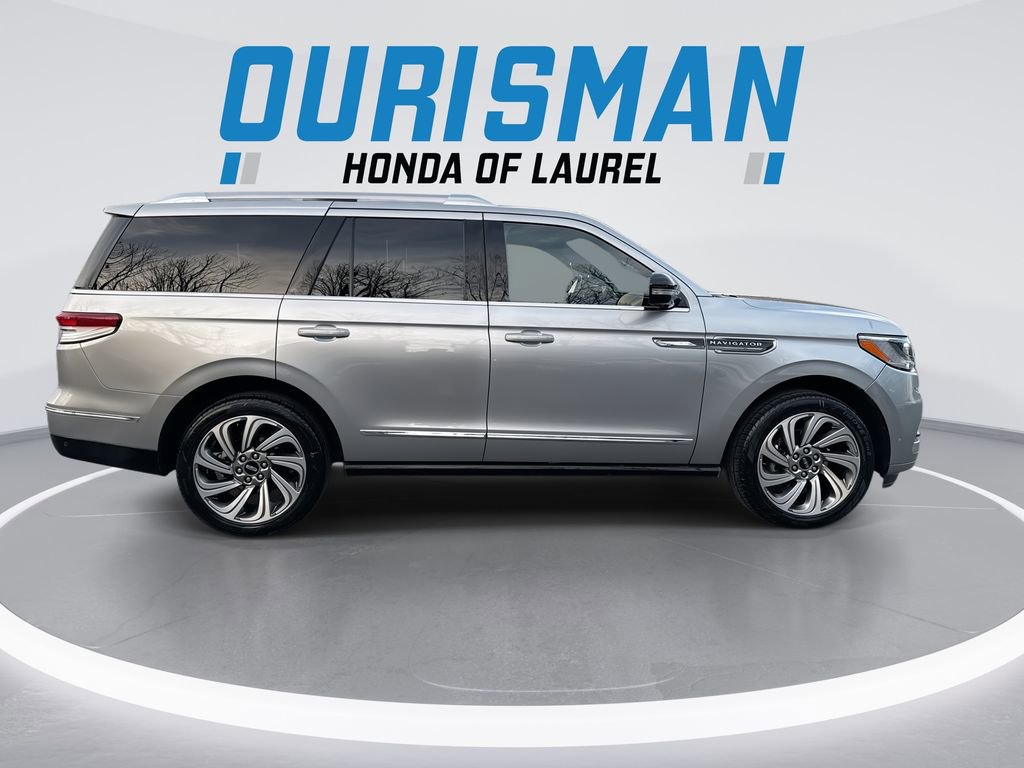 Used 2023 Lincoln Navigator Reserve image 9