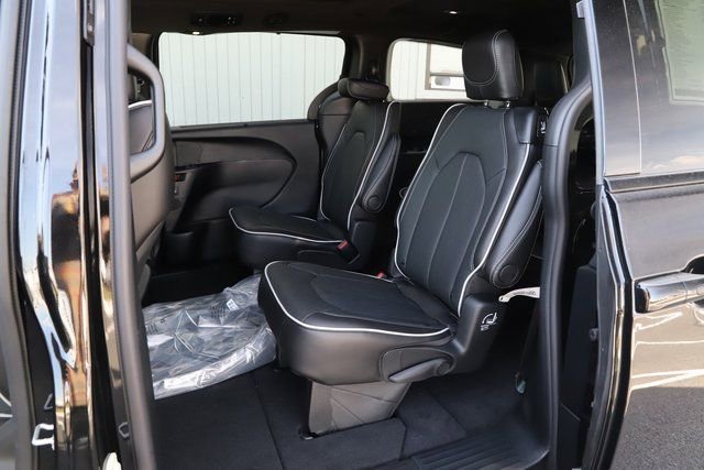 New 2026 Chrysler Pacifica Limited w/ S Appearance Package image 18