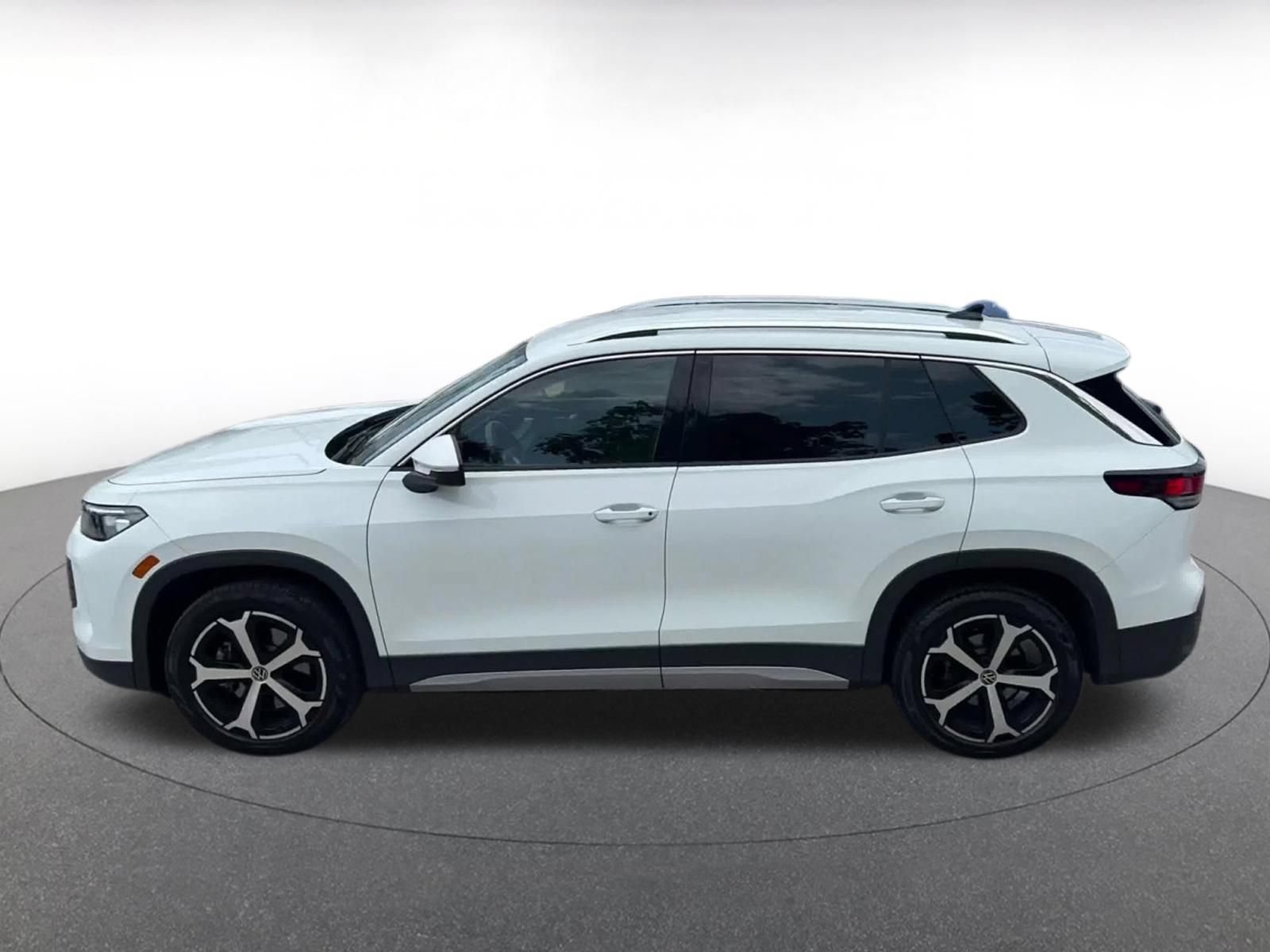 Used 2026 Volkswagen Tiguan SE AWD/4WD image 8