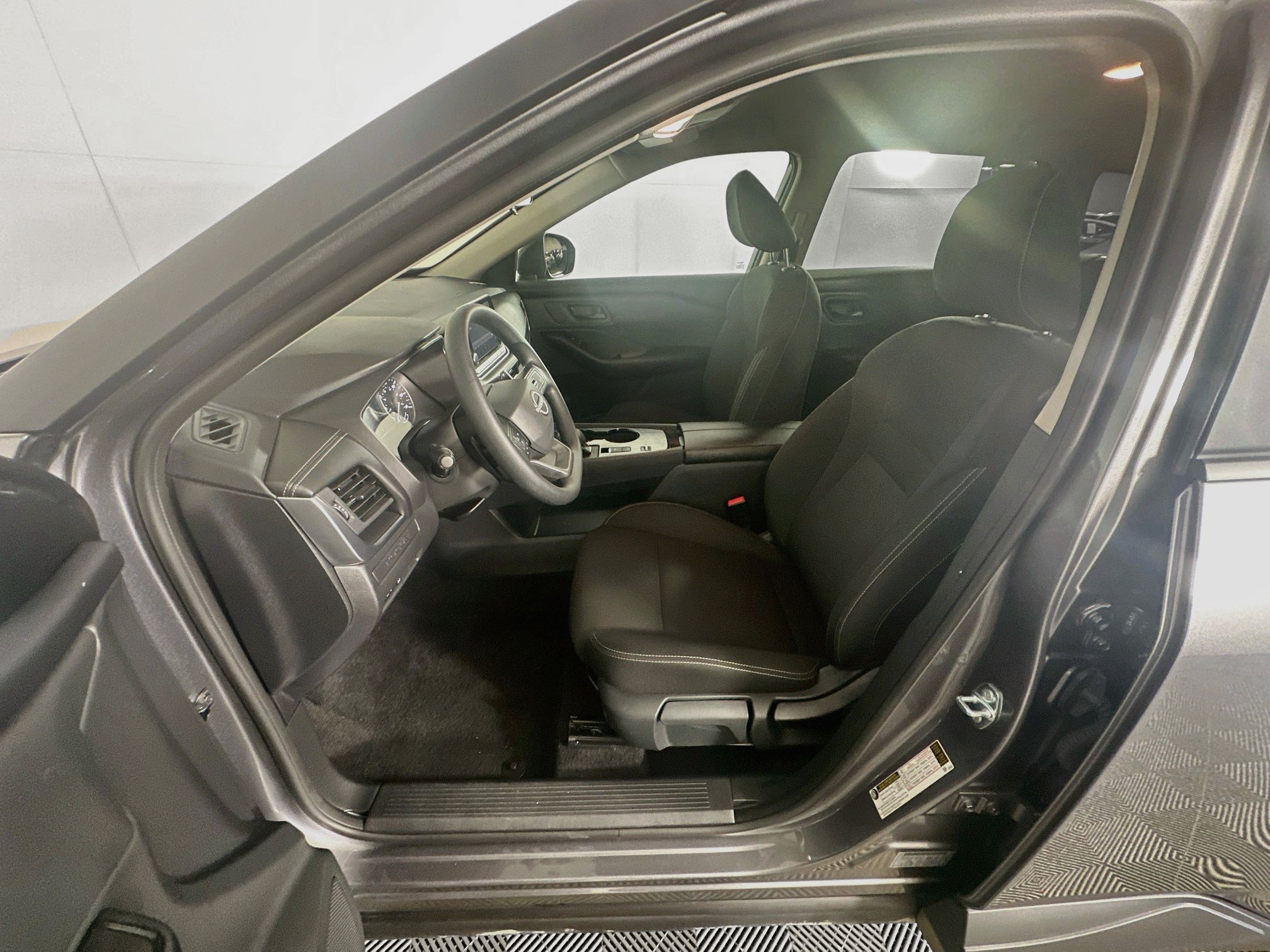 Used 2025 Nissan Rogue S FWD image 13