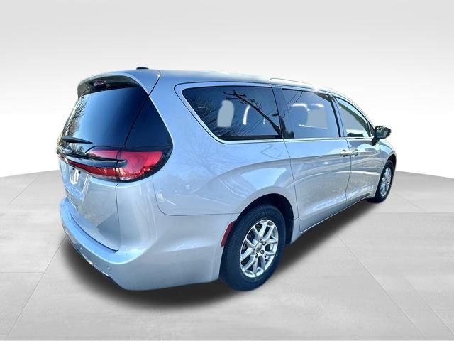 Used 2024 Chrysler Pacifica Touring-L image 7