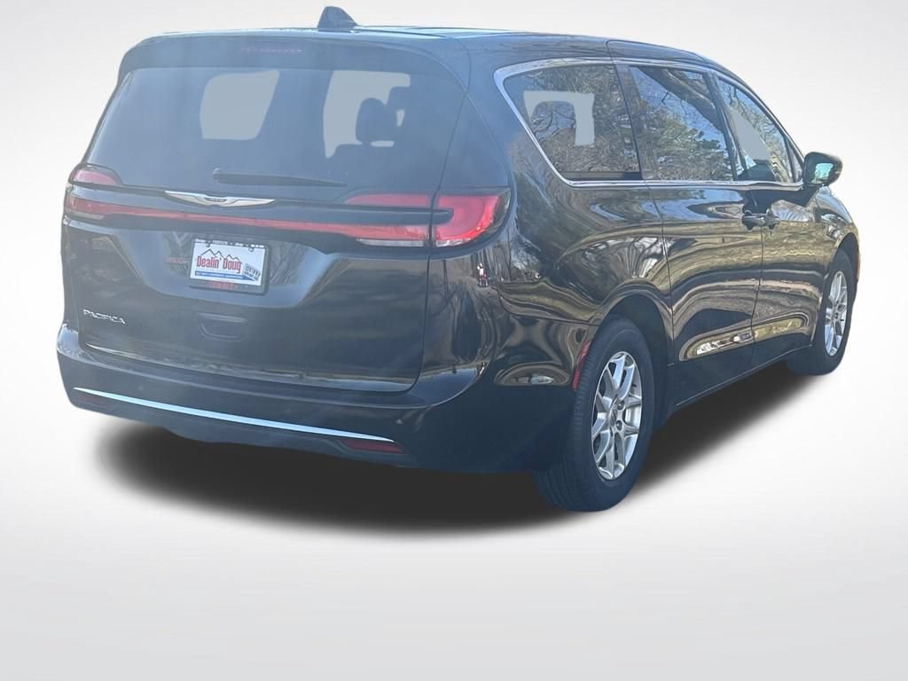 Used 2024 Chrysler Pacifica Touring-L FWD image 5